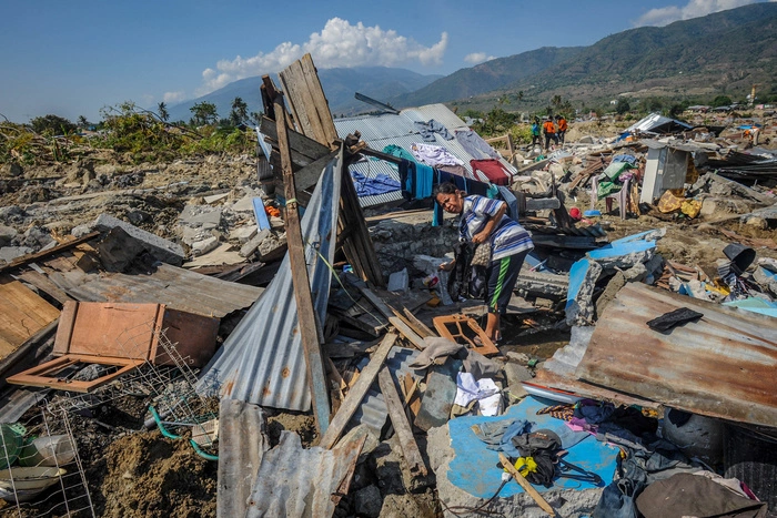 Число жертв катаклизмов в Индонезии увеличилось до 1424 человек