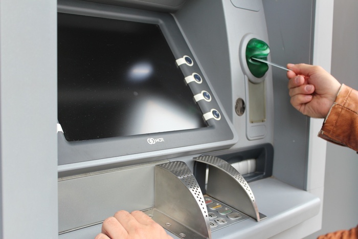 Перевод денег через банкоматы Сбербанка станет платным