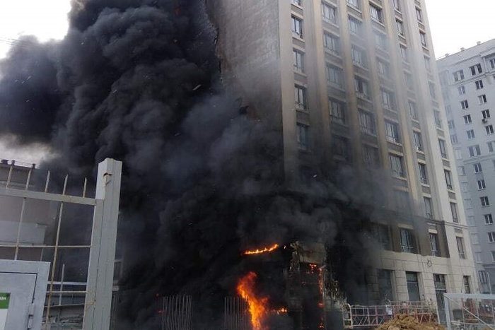 «Очень жёстко»: напротив ТЦ «Мегаполис» на стройке вспыхнул сильный пожар — видео