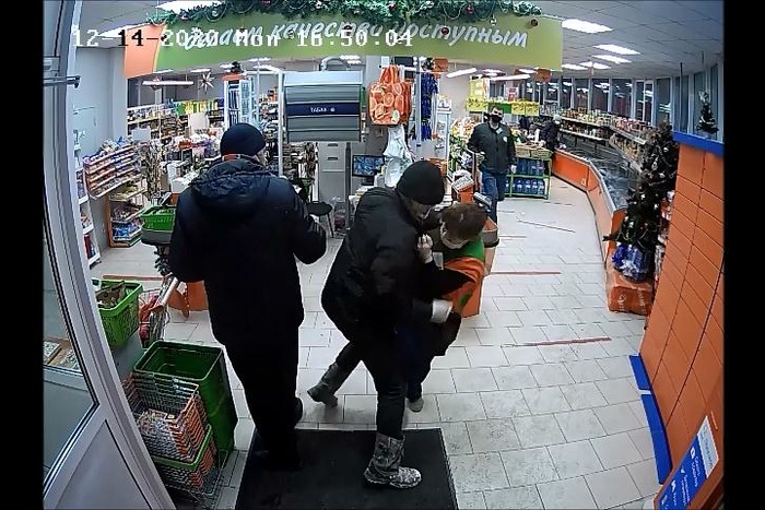 В Екатеринбурге сотрудник «Монетки» вместе с покупателем задержали грабителя