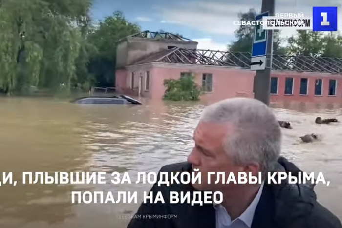 Люди в гидрокостюмах, плывшие за лодкой с главой Крыма, озадачили пользователей Сети