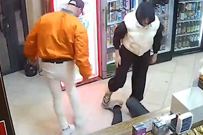 В Академическом девушка и парень напали на продавца