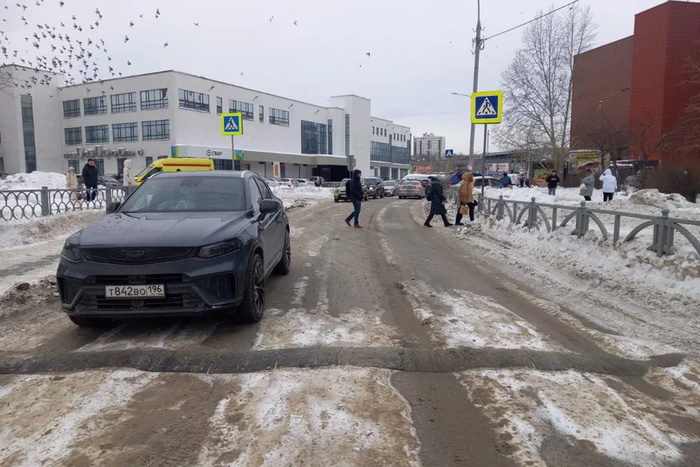 Четырехлетняя девочка, гулявшая с родителями, попала под машину в Екатеринбурге