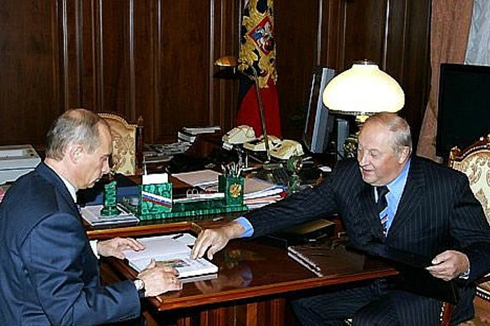 Сенатор Эдуард Россель получил от патриарха Кирилла знак храмостроителя