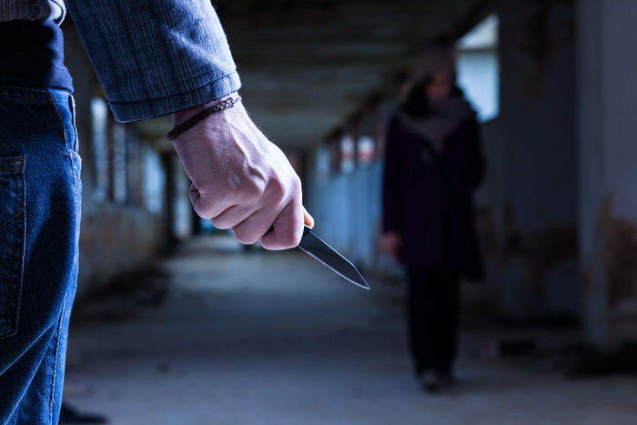 В Екатеринбурге злоумышленник воткнул нож в женщину за отказ познакомиться
