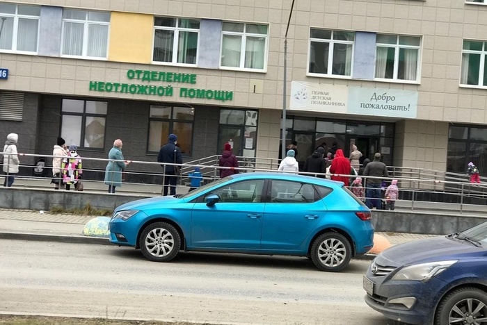 В детскую поликлинику Екатеринбурга выстроились огромные очереди