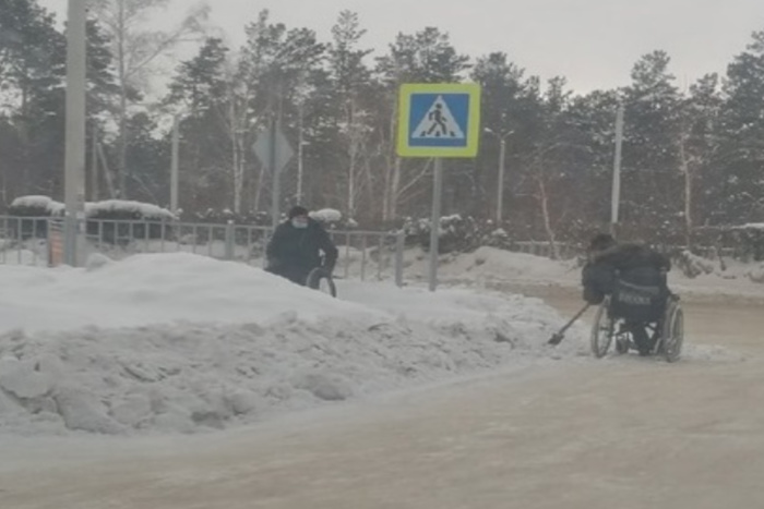 Инвалидам на колясках пришлось самим чистить снег из-за невозможности проехать