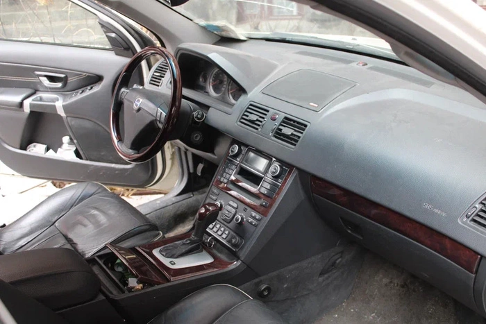 В Екатеринбурге приставы изъяли у должника по налогам Volvo ХС90 (ФОТО)