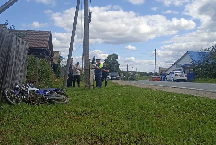 Свердловчанин без прав решил покатать ребёнка на байке, врезался в столб и погиб