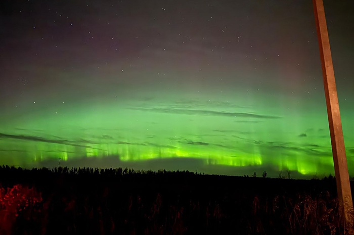 Небо над Уралом окрасилось в зелёный — фото