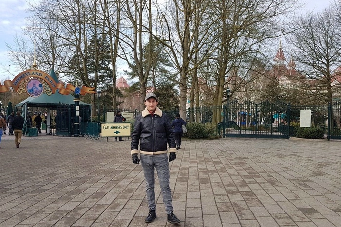 Депутат Евгений Боровик вернулся в Екатеринбург из Парижа