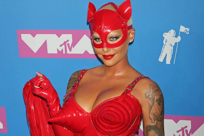 Американские артисты шокировали публику своими нарядами на премии MTV-2018