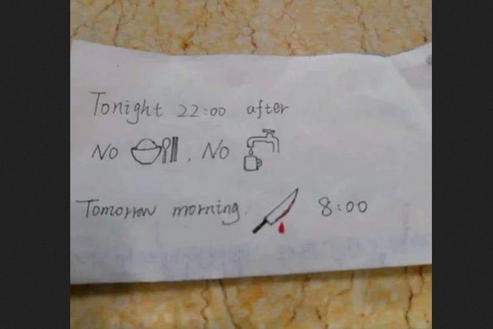 Пугающая записка от медсестры пациенту привела в восторг пользователей сети