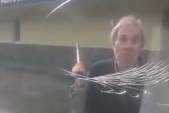 В Екатеринбурге пенсионер разбил костылём лобовое стекло машины аварийной бригады