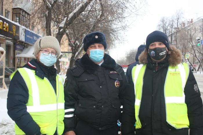 Свердловские общественники напомнили автомобилистам о необходимости соблюдения ПДД