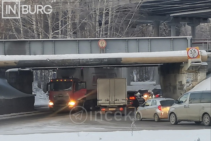 В Компрессорном под мостом застряла фура