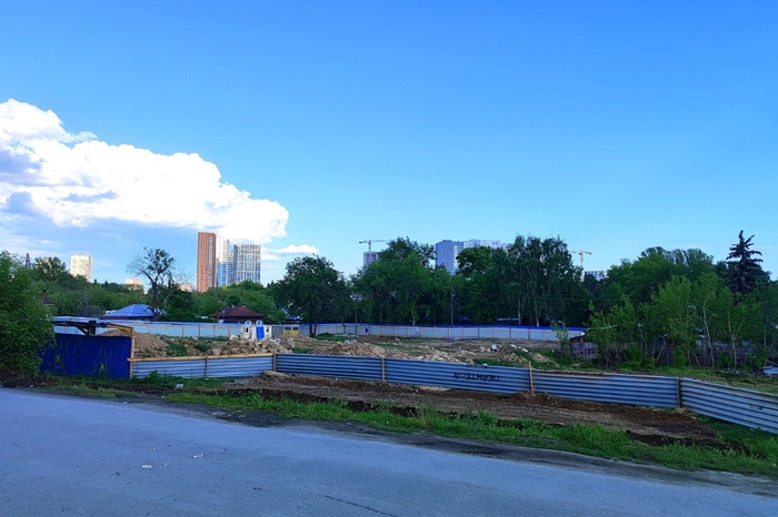 На Юго-Западе начали сносить частные дома в Цыганском посёлке