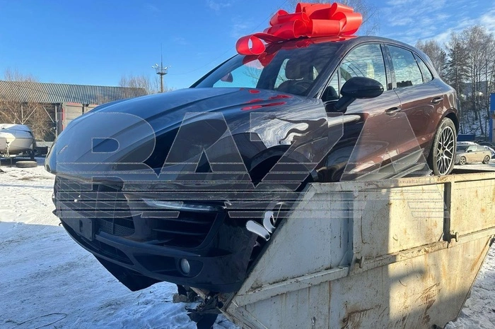 В Подмосковье мужчина выкинул в мусорный контейнер Porsche, перевязанный красной ленточкой — фото