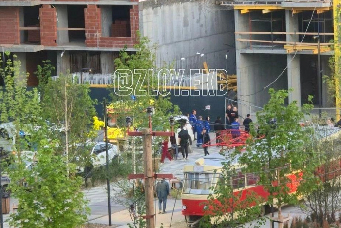 Двое рабочих упали с высоты: на екатеринбургской стройке обрушилась часть здания