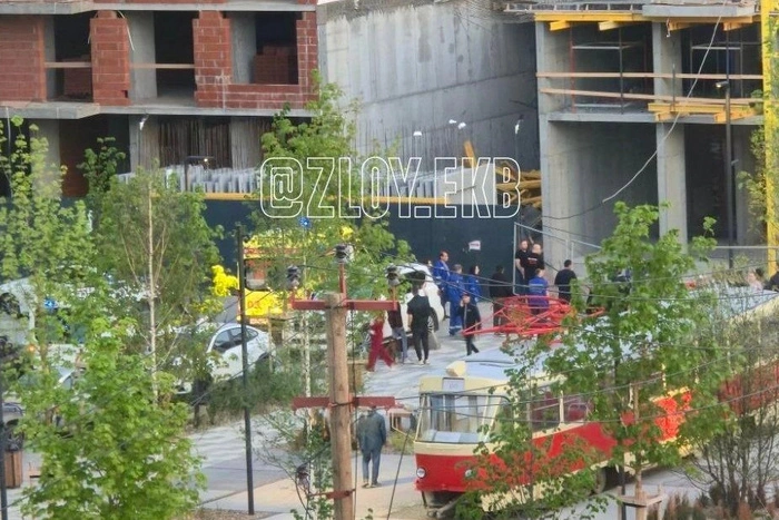 Двое рабочих упали с высоты: на екатеринбургской стройке обрушилась часть здания