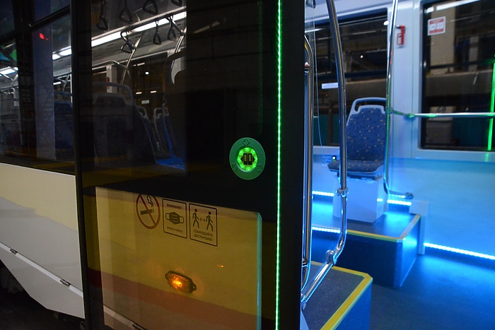 Светящийся трамвай заметили в Екатеринбурге. Это нам?