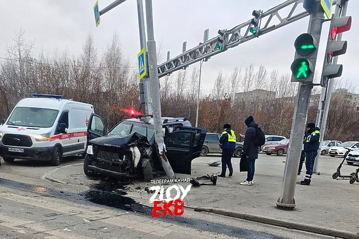 В Екатеринбурге внедорожник на скорости влетел в столб — фото
