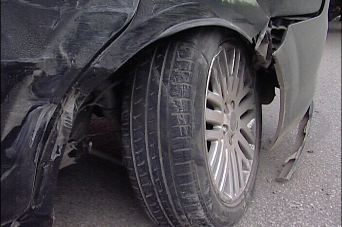 Land Rover оторвал колесо ВАЗ-2112 на улице Крауля
