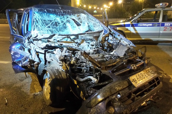 Hyundai Getz врезался в поливальную машину на перекрестке Фурманова-Машинная