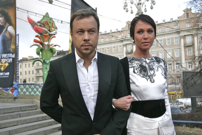 Каминг-аут? Известный модельер поцеловался с другом в бассейне