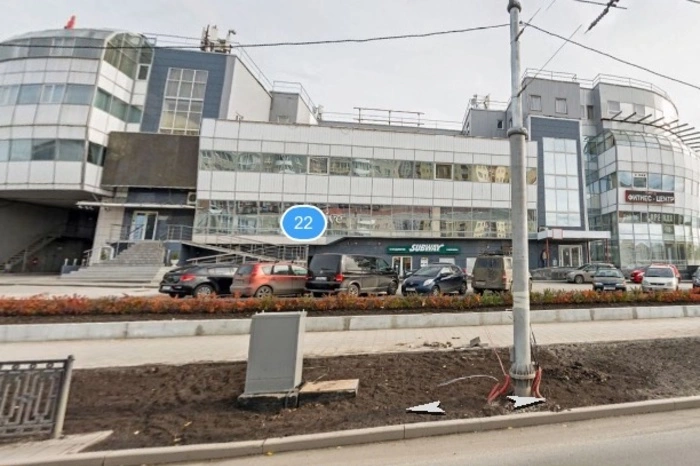 Екатеринбургские приставы опечатали здание ТЦ GURU