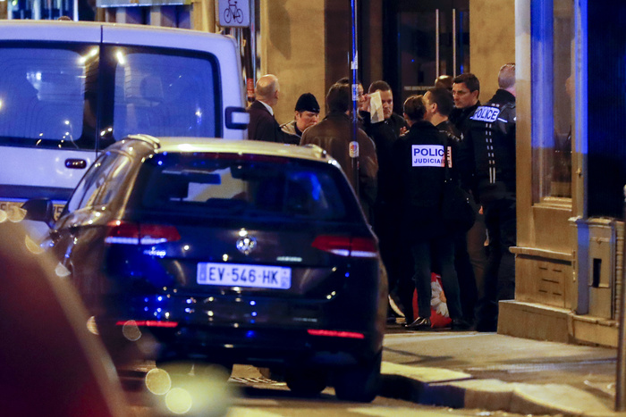 Неизвестный напал с ножом на прохожих в центре Парижа