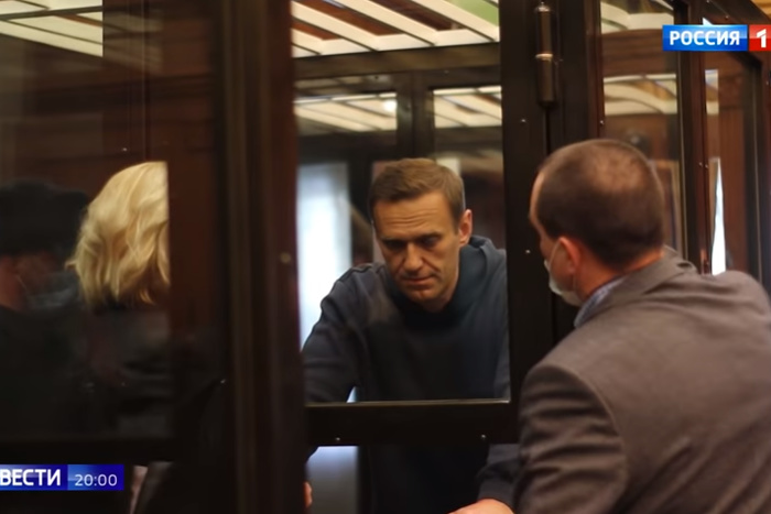 Навальный лично будет участвовать в заседании по делу о клевете на ветерана