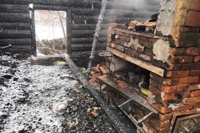 У женщины 90% ожогов тела: в Свердловской области сгорел дом