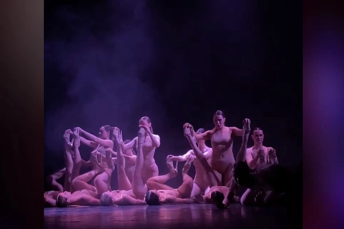 В Екатеринбурге полуголые девушки показали провокационный спектакль