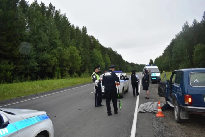 На свердловской трассе эвакуатор убил человека, который стоял около своей машины