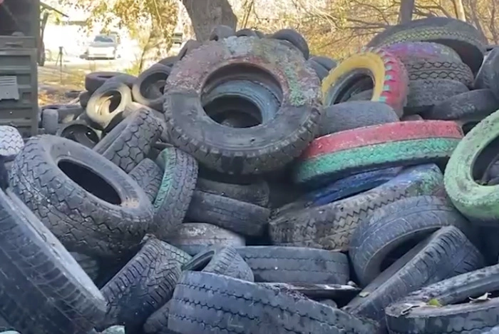 После «переобувания» во дворах начали появляться груды старых шин