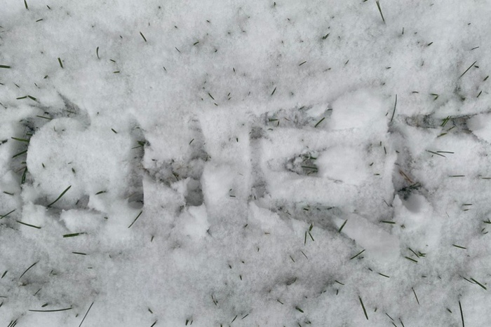 Свердловчане пожаловались на выпавший красный снег