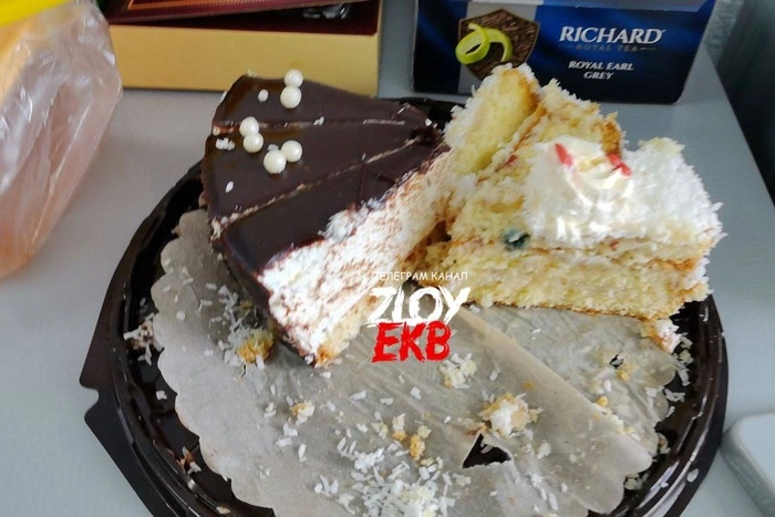 «Явно переклеены». Торт с плесенью приобрела в «Гиперболе» жительница Екатеринбурга
