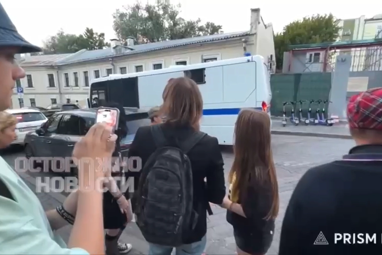 В Москве в прямом эфире задержали стримера, помахавшего проезжавшему автозаку