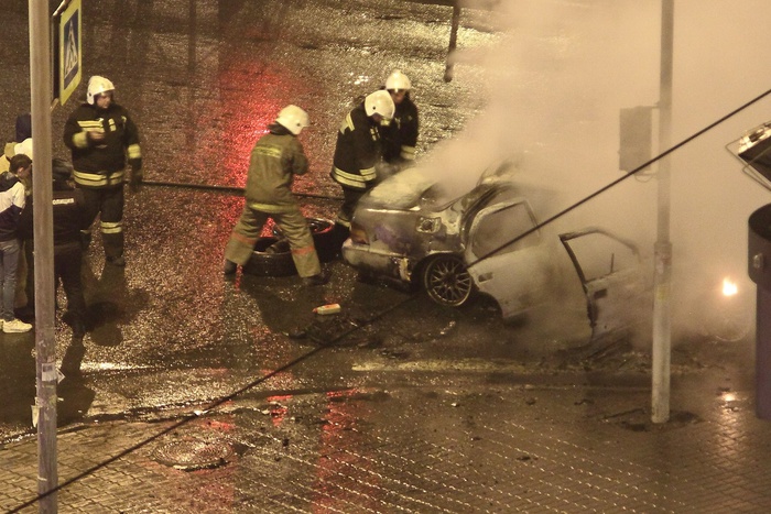 Прохожие сняли на видео горящую в центре Екатеринбурга иномарку