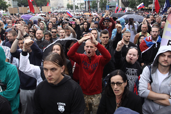 В Братиславе участники митинга против мигрантов разорвали флаг ЕС