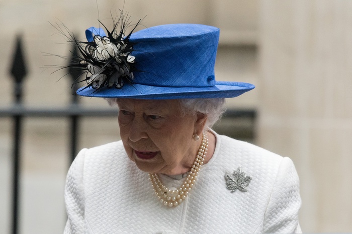 СМИ: Королева Британии отрекается от престола