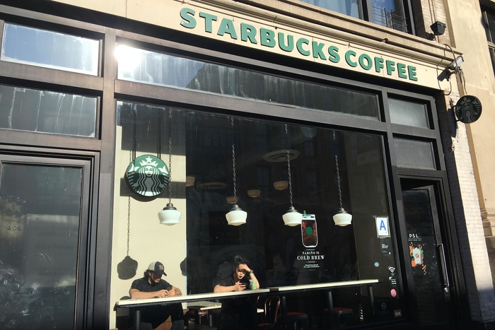 Видео задержания в Starbucks чернокожих посетителей появилось в Twitter