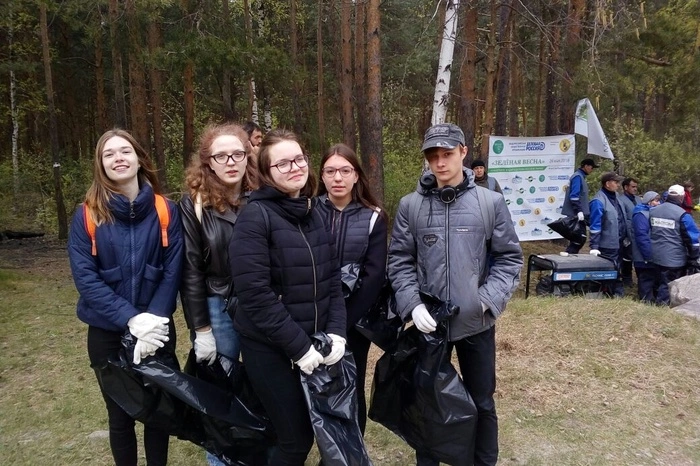 Около двухсот екатеринбуржцев приняли участие в уборке Шарташского лесопарка