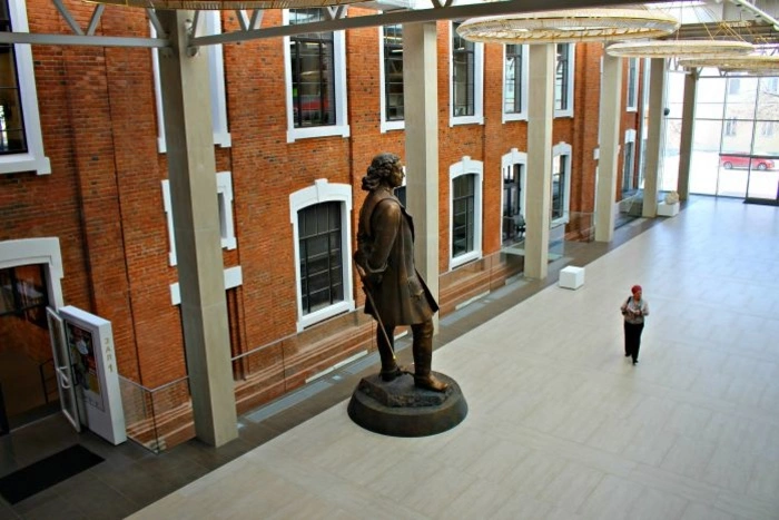 УМВД Екатеринбурга: Картину Сальвадора Дали повредили во время селфи