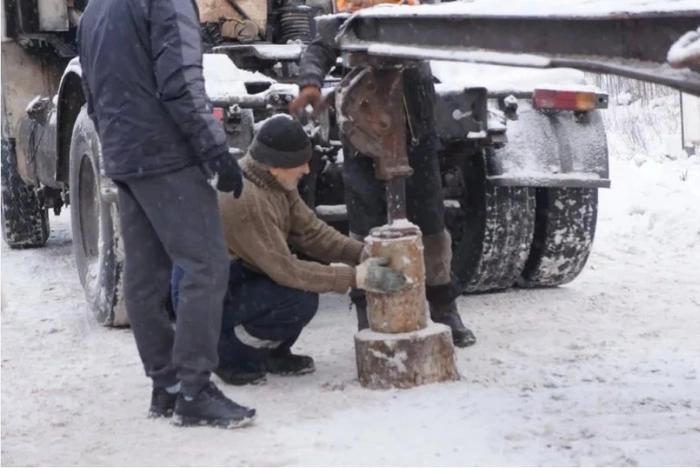Дальнобойщик из Тамбова две недели прожил на Серовском тракте в сломавшемся МАЗ