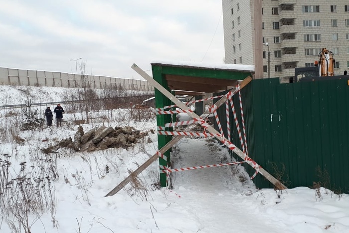 «Обходите по обочине». Строители перекрыли путь домой жильцам соседних домов