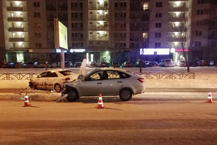 В Екатеринбурге таксист, который возил людей незаконно, устроил серьезное ДТП с пострадавшими