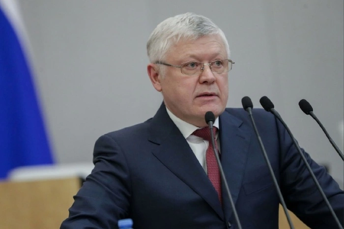 Чиновников, судей и депутатов хотят обязать сообщать ФСБ и СВР о выездах за рубеж