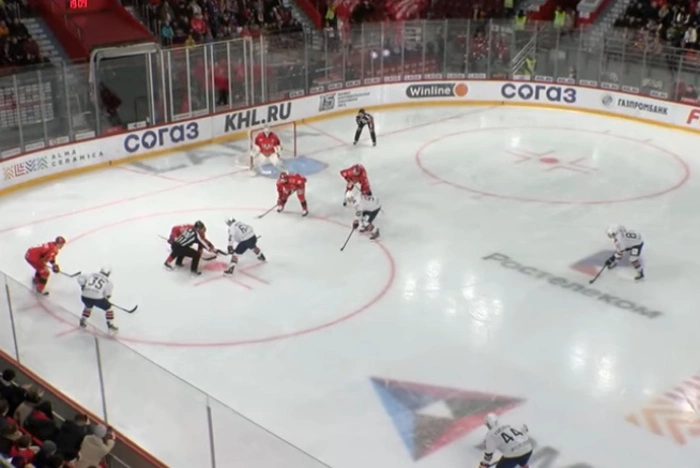 ХК «Автомобилист» покинуло шесть игроков